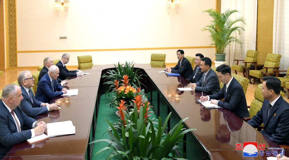 朝鮮最高人民会議議長がロシア連邦会議代表団と談話