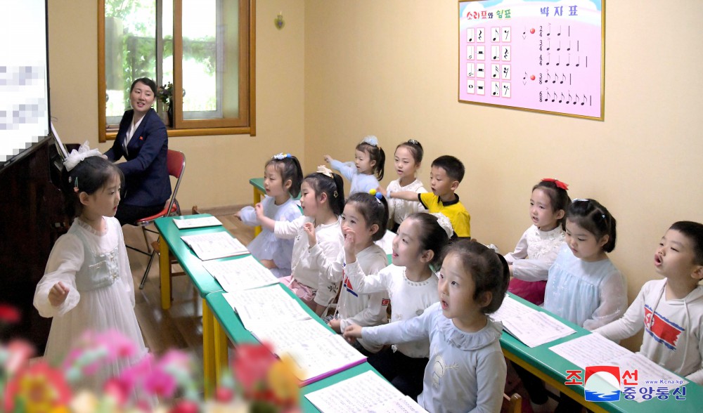 훌륭한 교육제도에서 조국의 기둥감으로