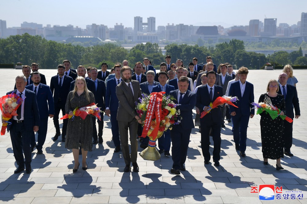 ﻿К бронзовым статуям великого вождя товарища Ким Ир Сена и великого руководителя товарища Ким Чен Ира возложила корзину цветов дружественная делегация молодежи России