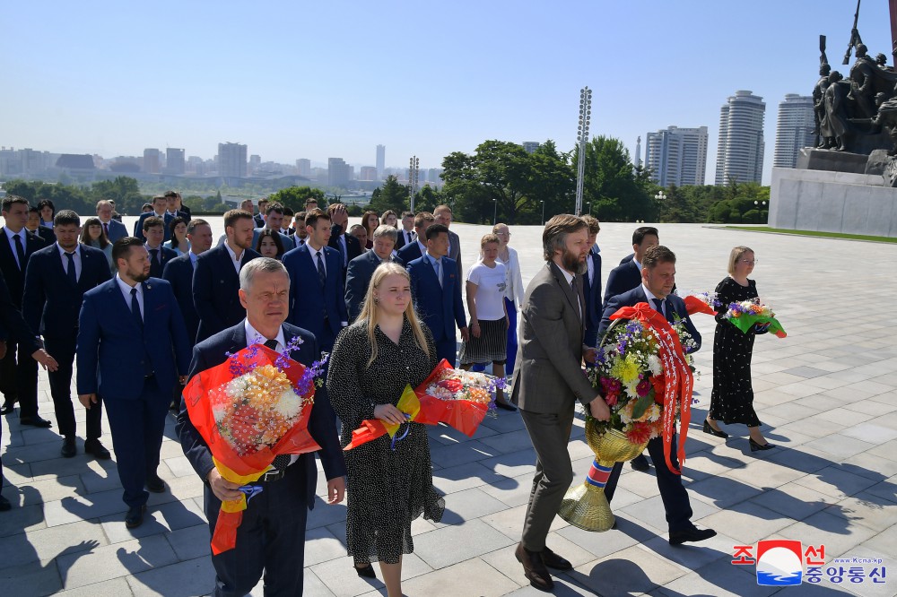 ﻿К бронзовым статуям великого вождя товарища Ким Ир Сена и великого руководителя товарища Ким Чен Ира возложила корзину цветов дружественная делегация молодежи России