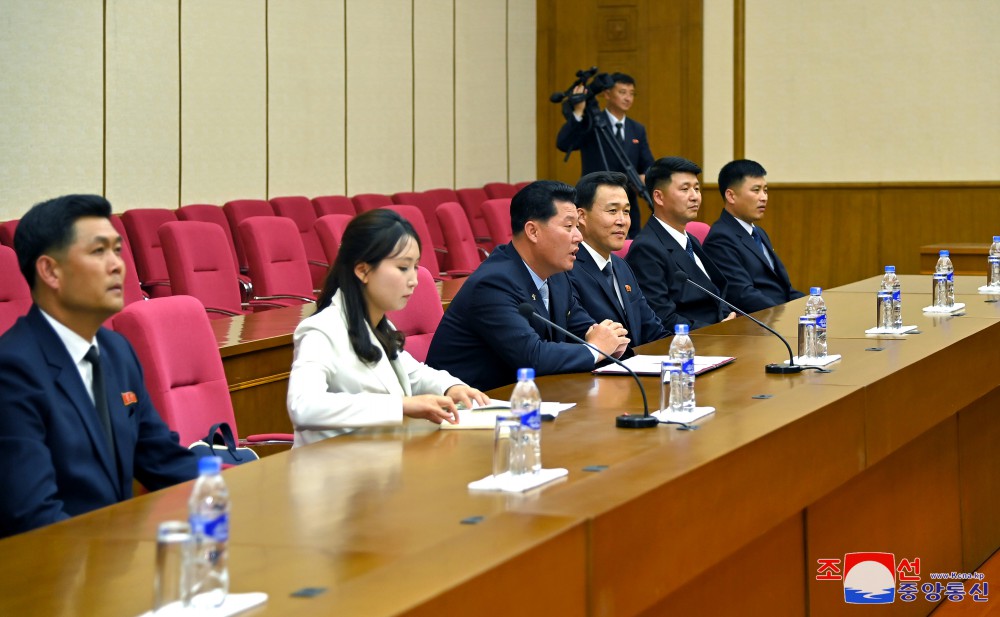 최고인민회의 상임위원회 부위원장이 로씨야청년친선대표단의 주요성원들을 만났다