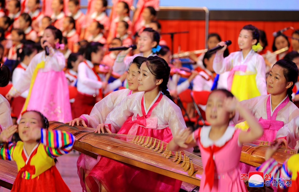 Ofrecida función conjunta de niños escolares por el aniversario 78 de fundación de ONC