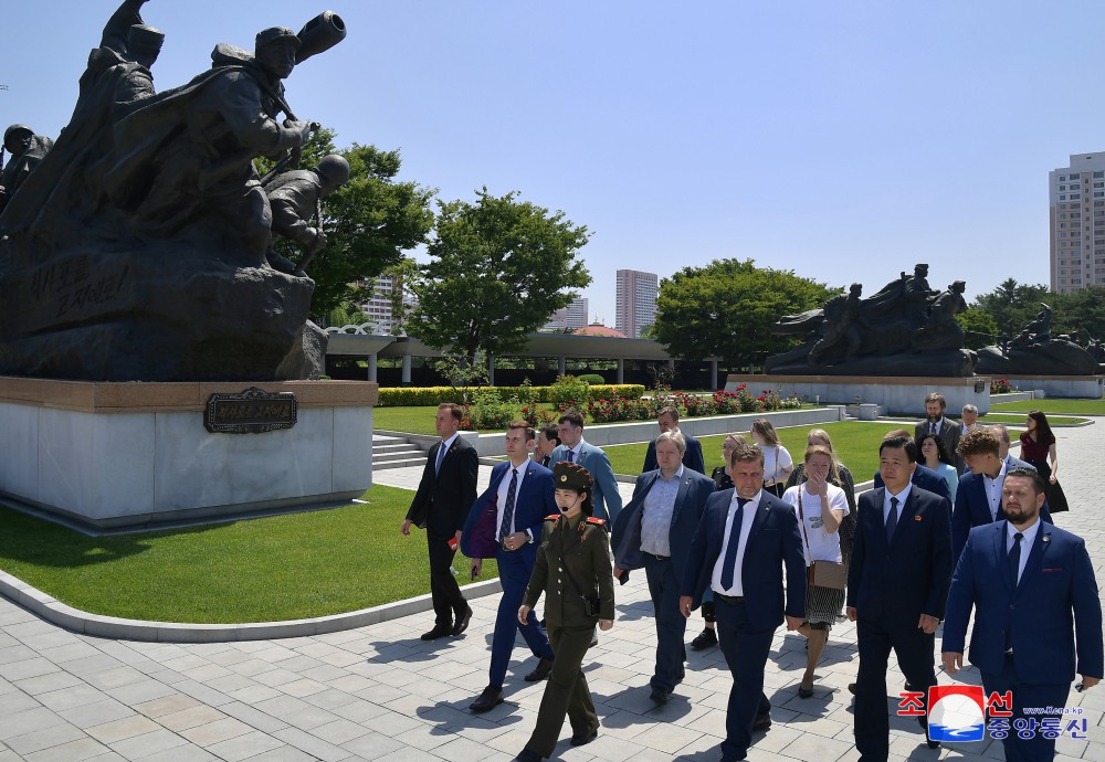 로씨야청년친선대표단 여러곳 참관