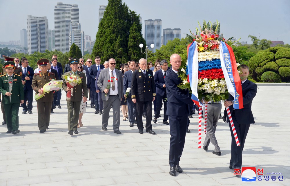 Miembros de la embajada rusa rinden homenaje a mártires del ejército soviético