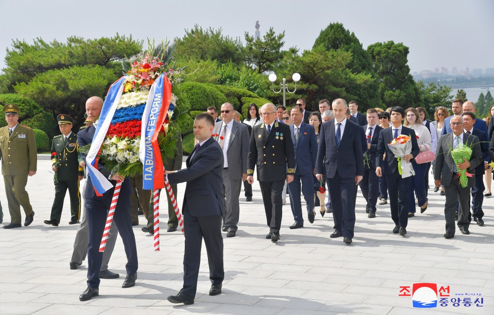 Miembros de la embajada rusa rinden homenaje a mártires del ejército soviético