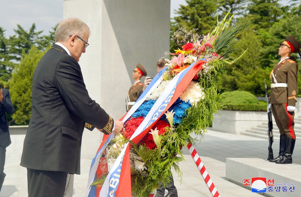 Miembros de la embajada rusa rinden homenaje a mártires del ejército soviético