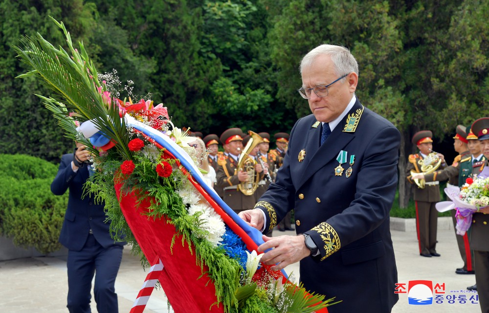 Miembros de la embajada rusa rinden homenaje a mártires del ejército soviético