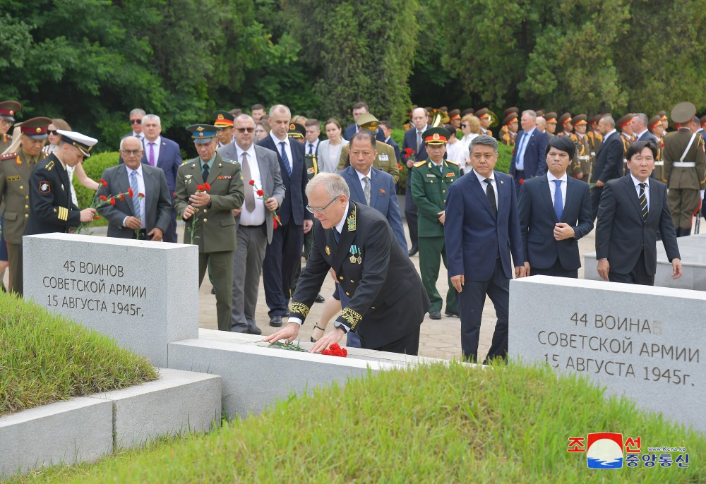 Miembros de la embajada rusa rinden homenaje a mártires del ejército soviético