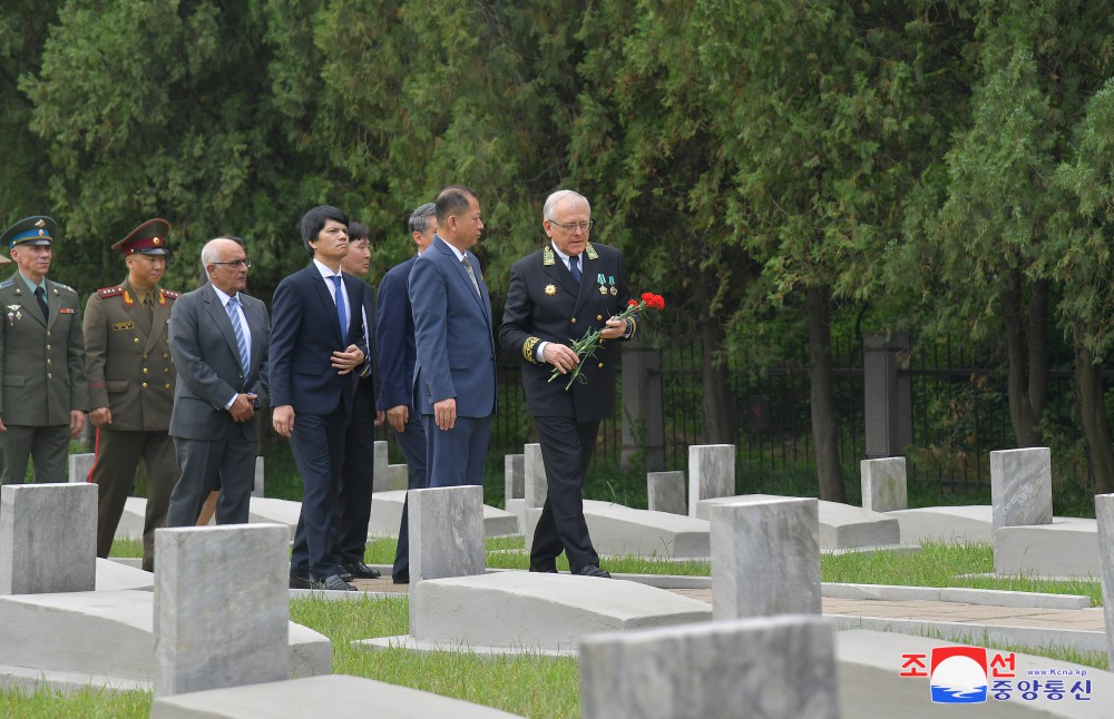 Miembros de la embajada rusa rinden homenaje a mártires del ejército soviético