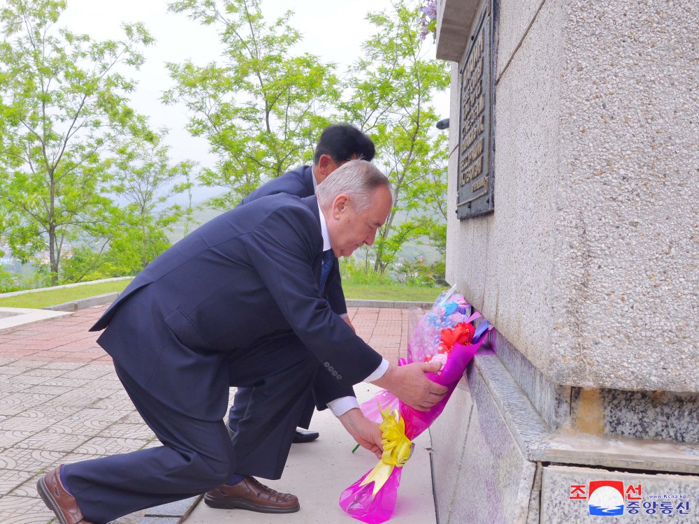 Miembros de la embajada rusa rinden homenaje a mártires del ejército soviético