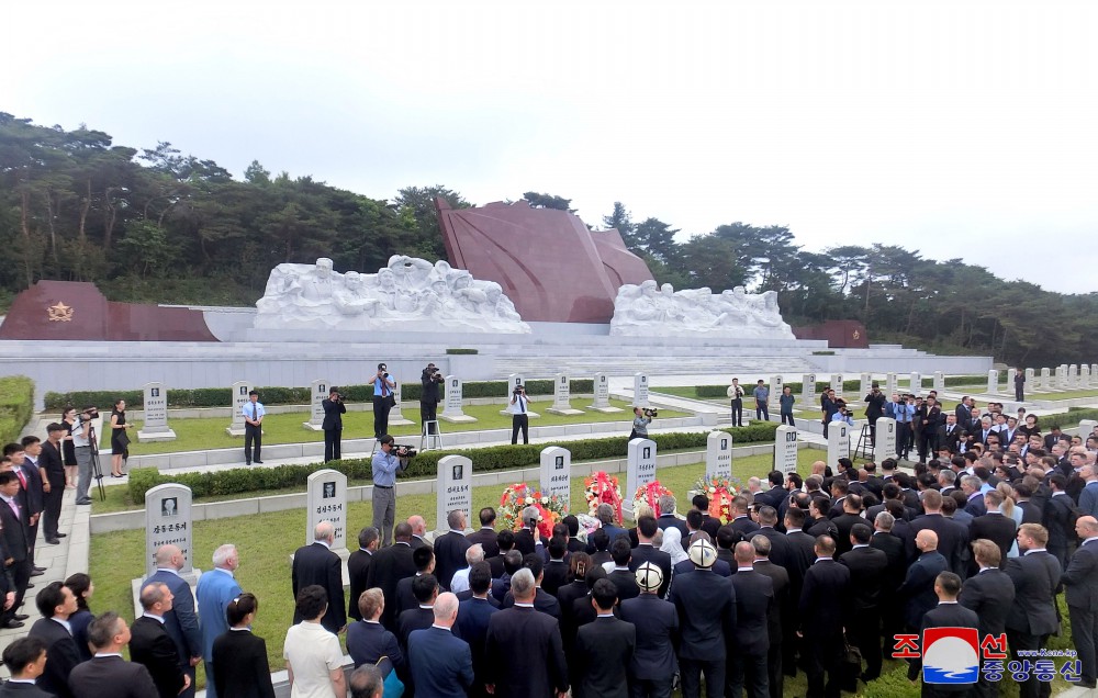 Memorial Service for Choe Hong Hui Held