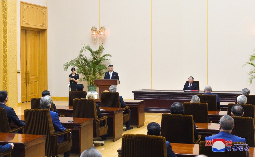 조선민주주의인민공화국 친선훈장을 국제태권도련맹 부총재와 유럽태권도련맹 위원장에게 수여