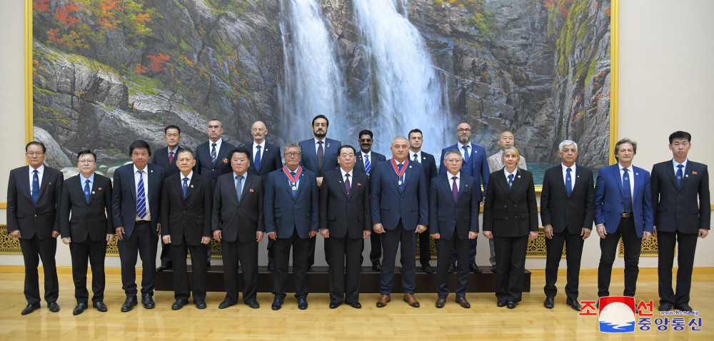 조선민주주의인민공화국 친선훈장을 국제태권도련맹 부총재와 유럽태권도련맹 위원장에게 수여