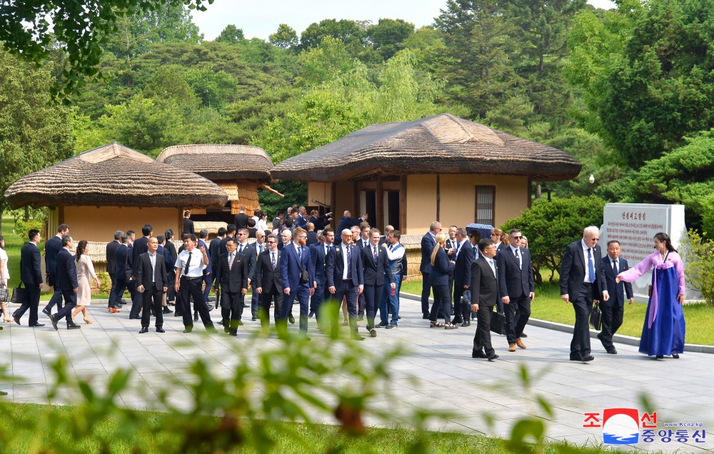 전 국제태권도련맹 총재 최홍희의 사망 22돐 추모행사참가자들 만경대방문,여러곳 참관