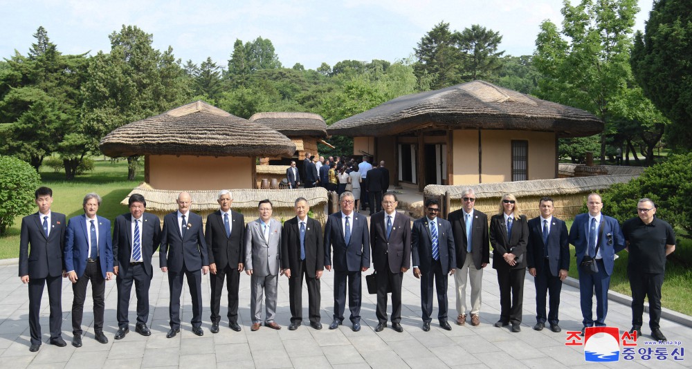 전 국제태권도련맹 총재 최홍희의 사망 22돐 추모행사참가자들 만경대방문,여러곳 참관