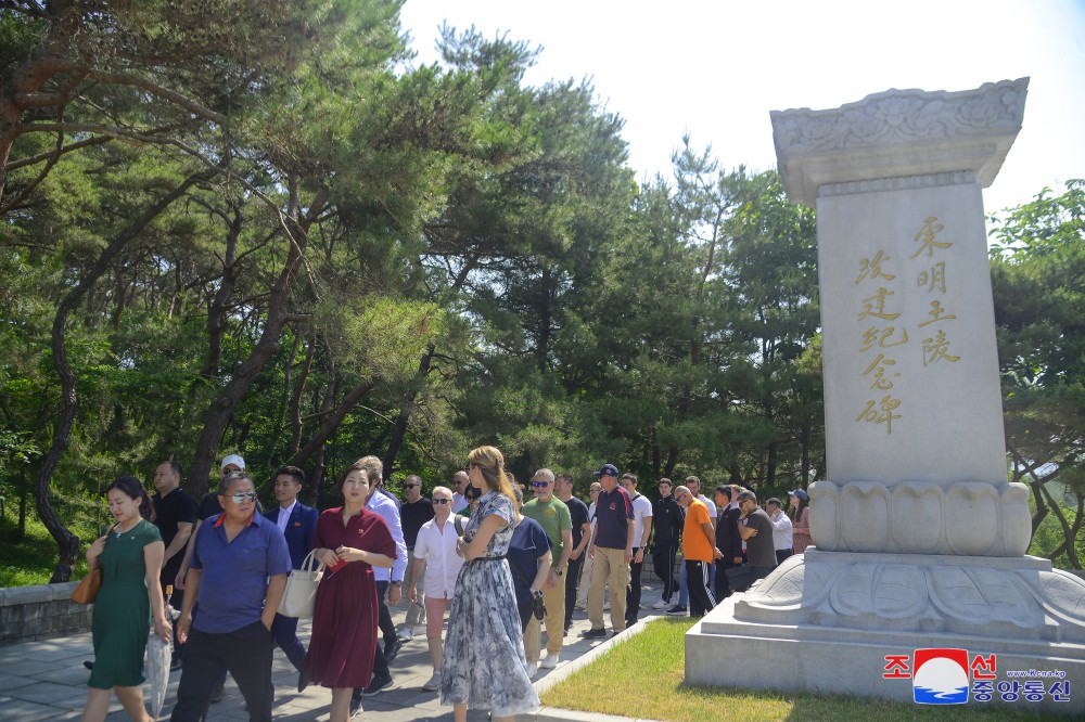 전 국제태권도련맹 총재 최홍희의 사망 22돐 추모행사참가자들 만경대방문,여러곳 참관