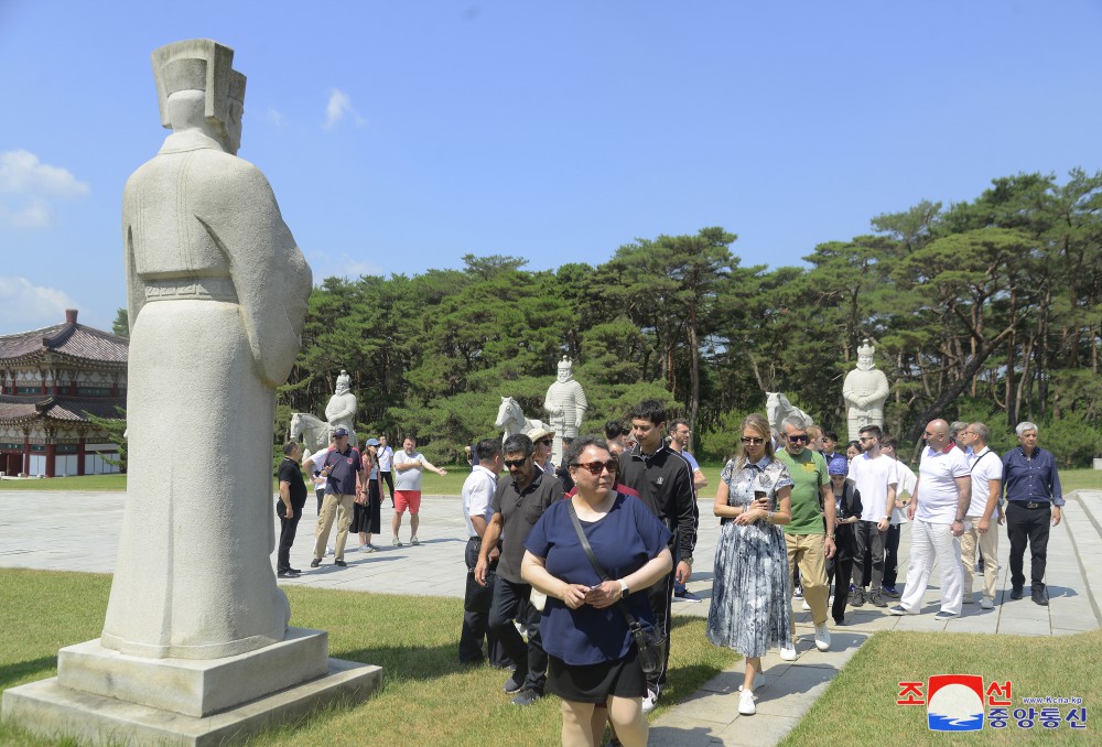 전 국제태권도련맹 총재 최홍희의 사망 22돐 추모행사참가자들 만경대방문,여러곳 참관