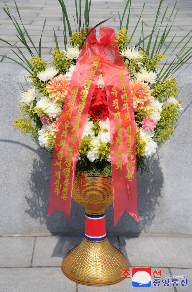 Floral Basket to Statues of Great Leaders from Abroad