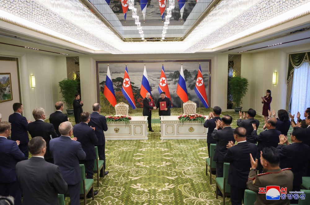 《朝鲜民主主义人民共和国和俄罗斯联邦关于全面战略伙伴关系条约》签订