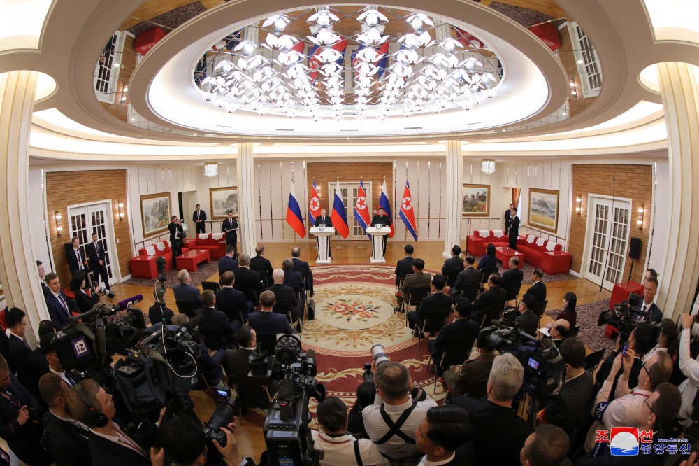 《朝鲜民主主义人民共和国和俄罗斯联邦关于全面战略伙伴关系条约》签订