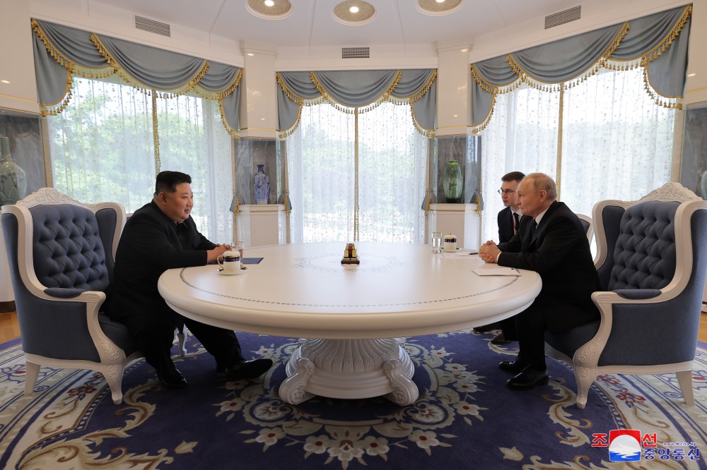 敬爱的金正恩同志与俄联邦总统普京同志举行会谈
