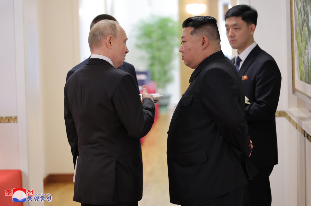 敬爱的金正恩同志与俄联邦总统普京同志举行会谈