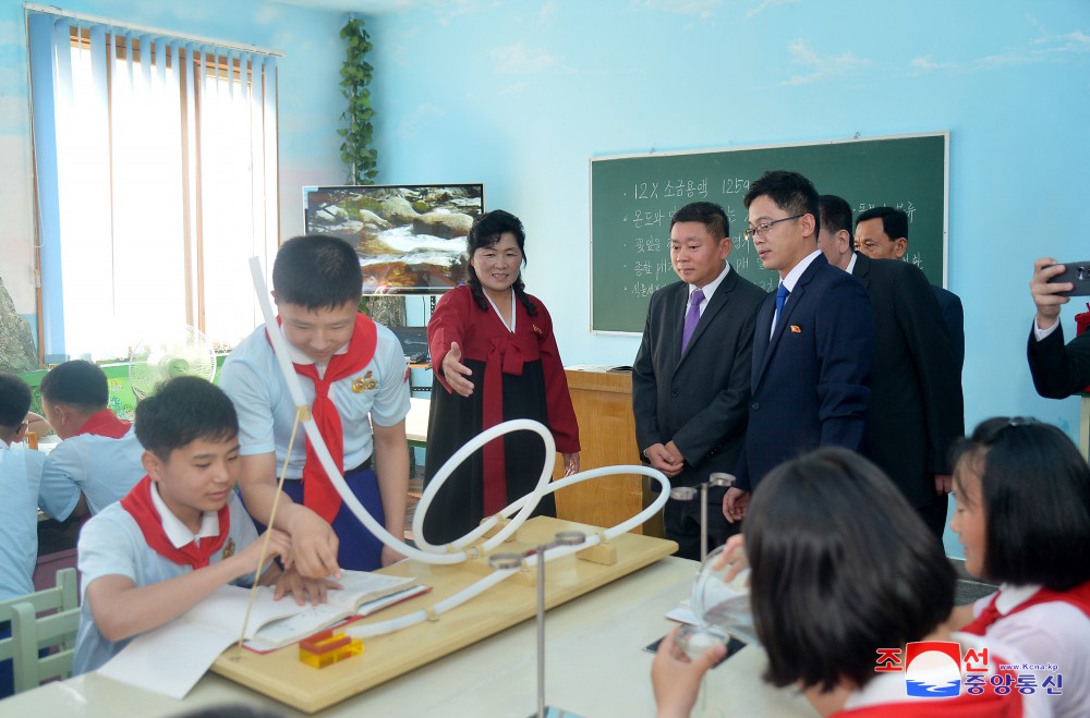 Lao Embassy Members Visit Chongryu Senior Middle School
