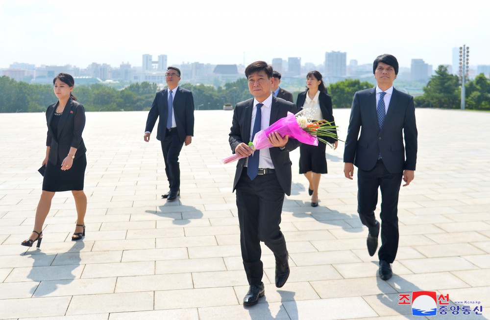 Delegation of Ministry of Public Security of Vietnam Pays Tribute to Statues of President Kim Il Sung and Chairman Kim Jong Il