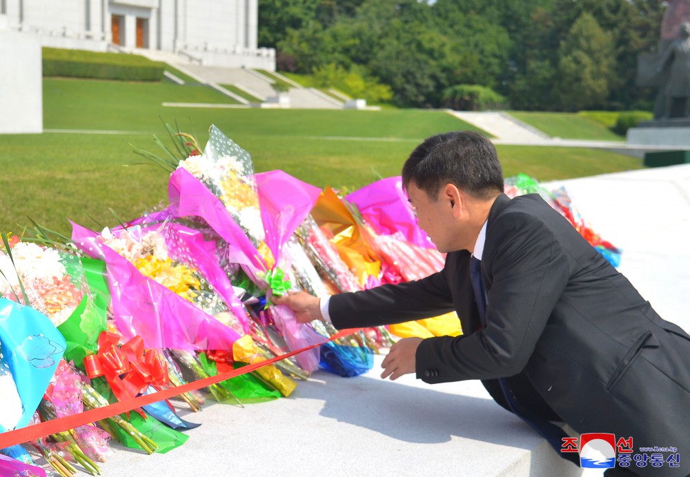 Delegation of Ministry of Public Security of Vietnam Pays Tribute to Statues of President Kim Il Sung and Chairman Kim Jong Il