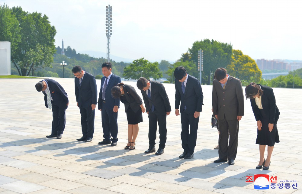 Delegation of Ministry of Public Security of Vietnam Pays Tribute to Statues of President Kim Il Sung and Chairman Kim Jong Il