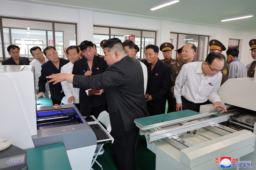 Estimado compañero Kim Jong Un recorre fábricas y empresas principales junto con los miembros del órgano de dirección central del Partido