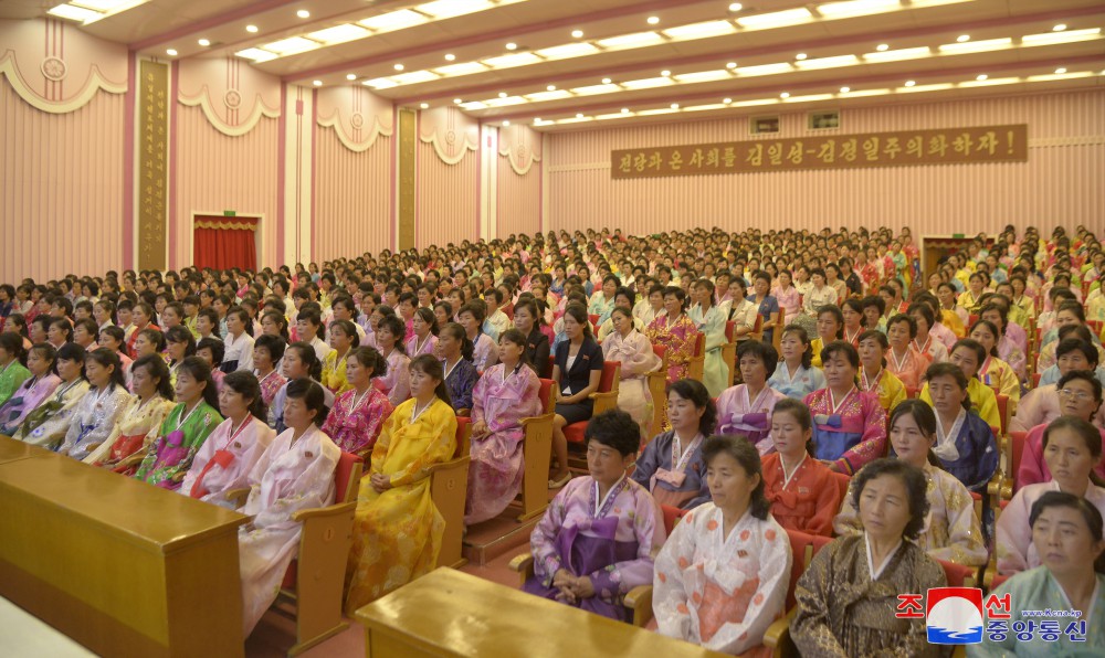 녀맹일군들과 녀맹원들의 덕성발표모임 진행