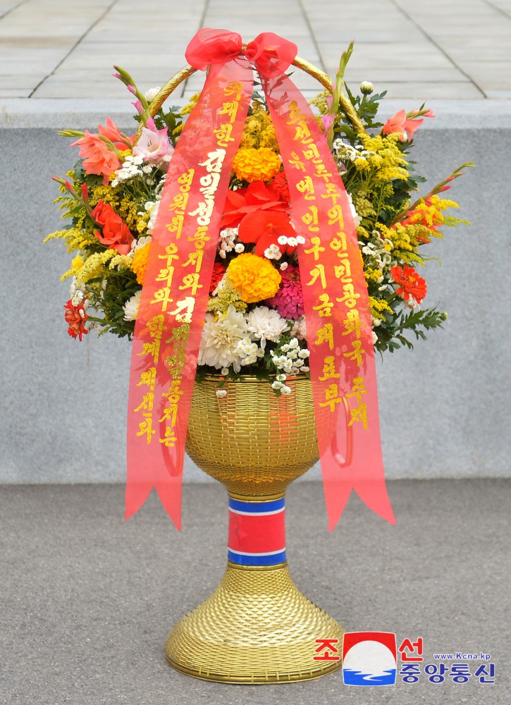 Floral Tribute Paid to Great Leaders of DPRK