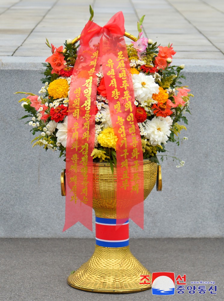 Floral Tribute Paid to Great Leaders of DPRK