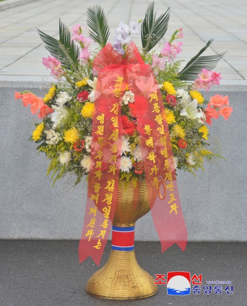 Floral Baskets to Statues of Great Leaders from Abroad