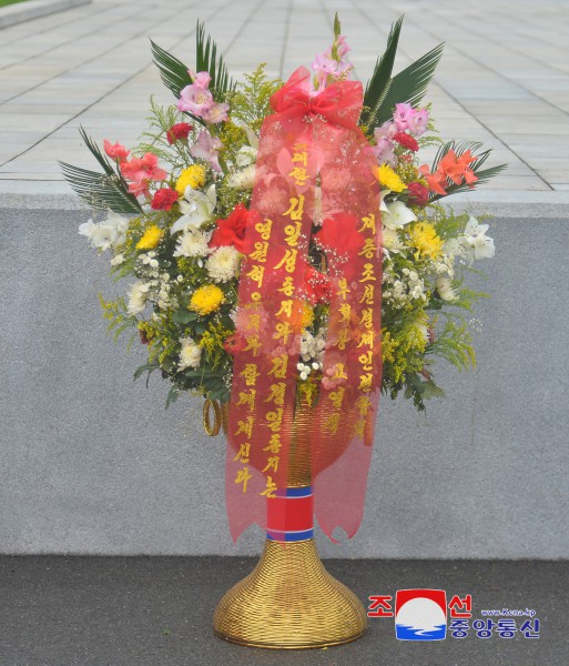 Floral Baskets to Statues of Great Leaders from Abroad