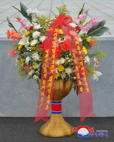 Floral Baskets to Statues of Great Leaders from Abroad