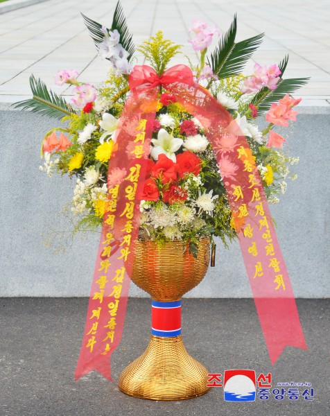 Floral Baskets to Statues of Great Leaders from Abroad