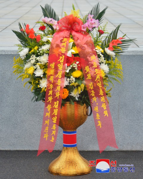 Floral Baskets to Statues of Great Leaders from Abroad