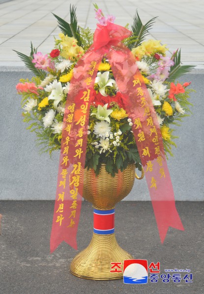 Floral Baskets to Statues of Great Leaders from Abroad