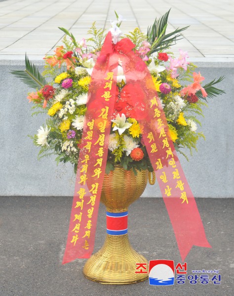 Floral Baskets to Statues of Great Leaders from Abroad