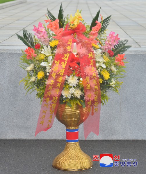 Floral Baskets to Statues of Great Leaders from Abroad