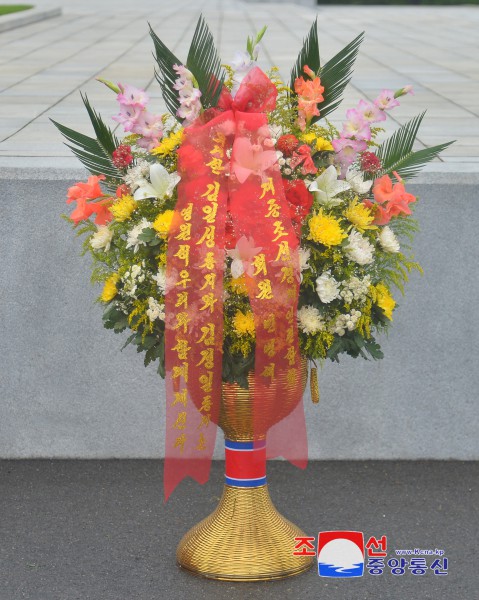 Floral Baskets to Statues of Great Leaders from Abroad