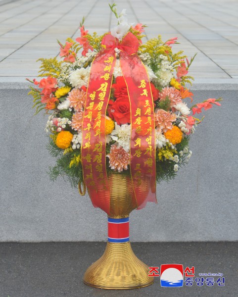 Floral Baskets to Statues of Great Leaders from Abroad