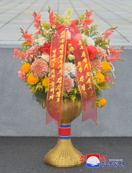 Floral Baskets to Statues of Great Leaders from Abroad