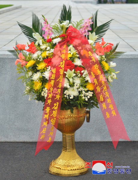 Floral Baskets to Statues of Great Leaders from Abroad