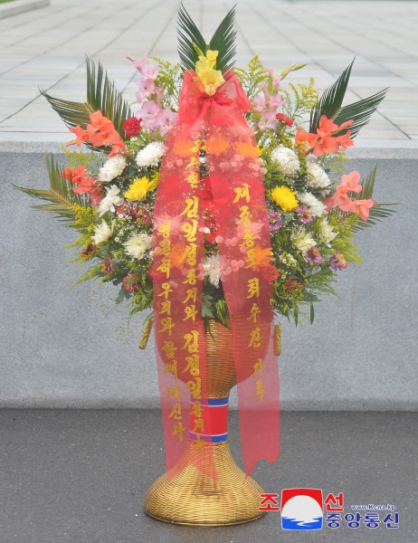 Floral Baskets to Statues of Great Leaders from Abroad