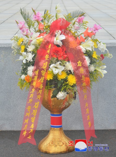 Floral Baskets to Statues of Great Leaders from Abroad