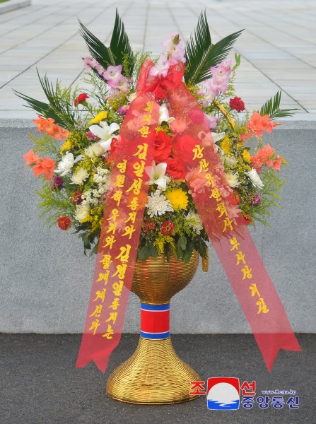 Floral Baskets to Statues of Great Leaders from Abroad