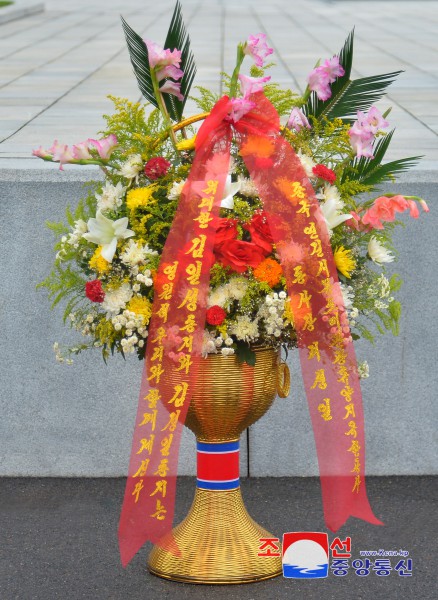 Floral Baskets to Statues of Great Leaders from Abroad